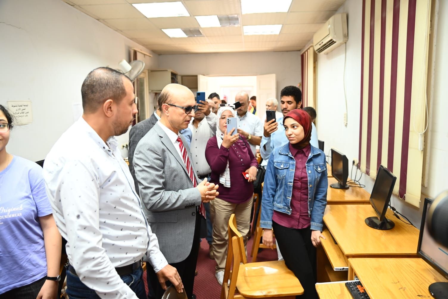 المنشاوي يتابع سير العمل بمكتب التنسيق الإلكتروني بجامعة أسيوط