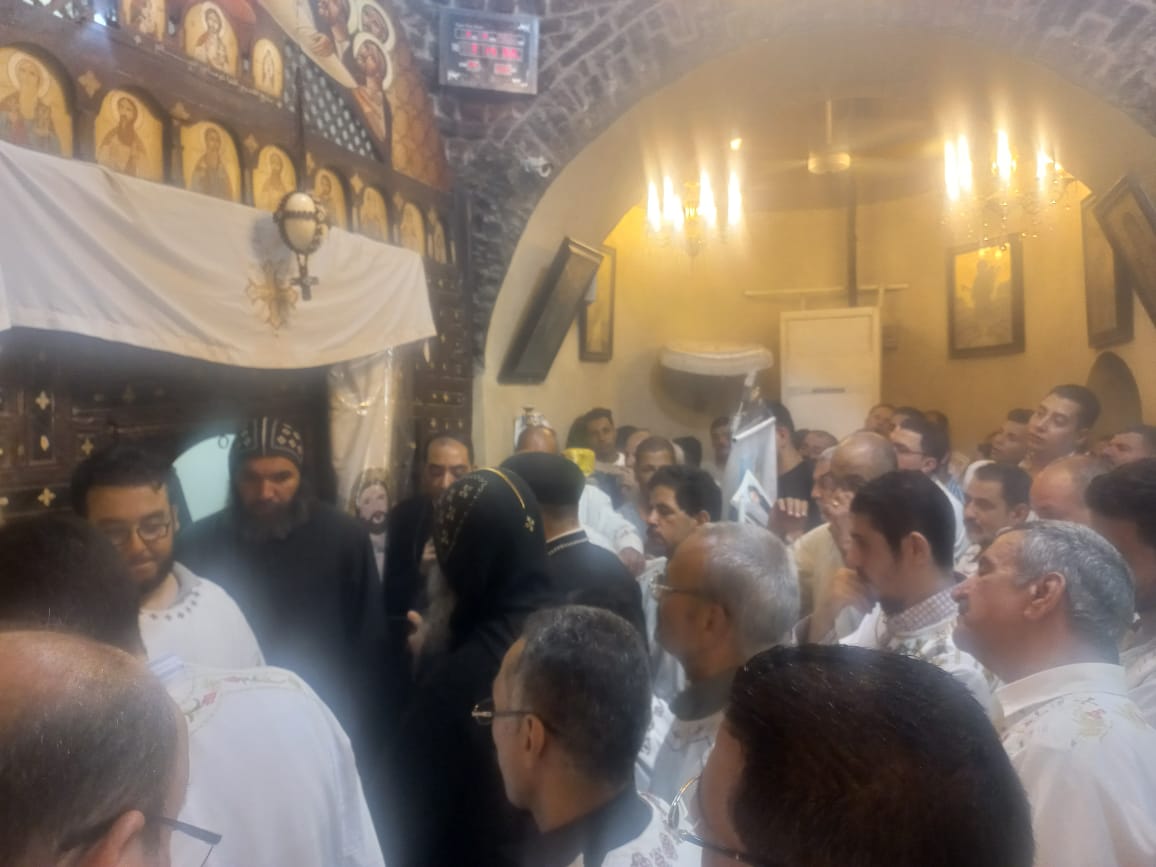آلاف الزوار من صعيد مصريحتفلون بعيد الانبا توماس بديره العامر شرق سوهاج