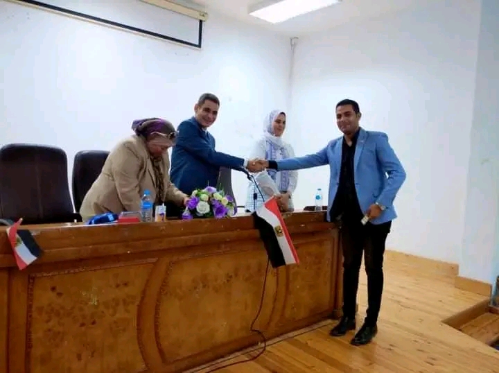 عميد كلية التربية بالسويس يكرم  أحمد نشأت                                                         