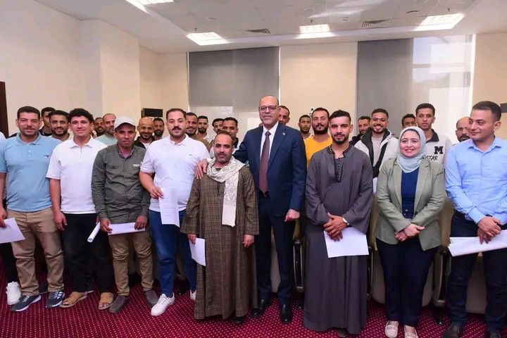 وزير العمل يُسلم عقود عمل للمتقدمين على فرص عمل في مجال الزراعة بالأردن