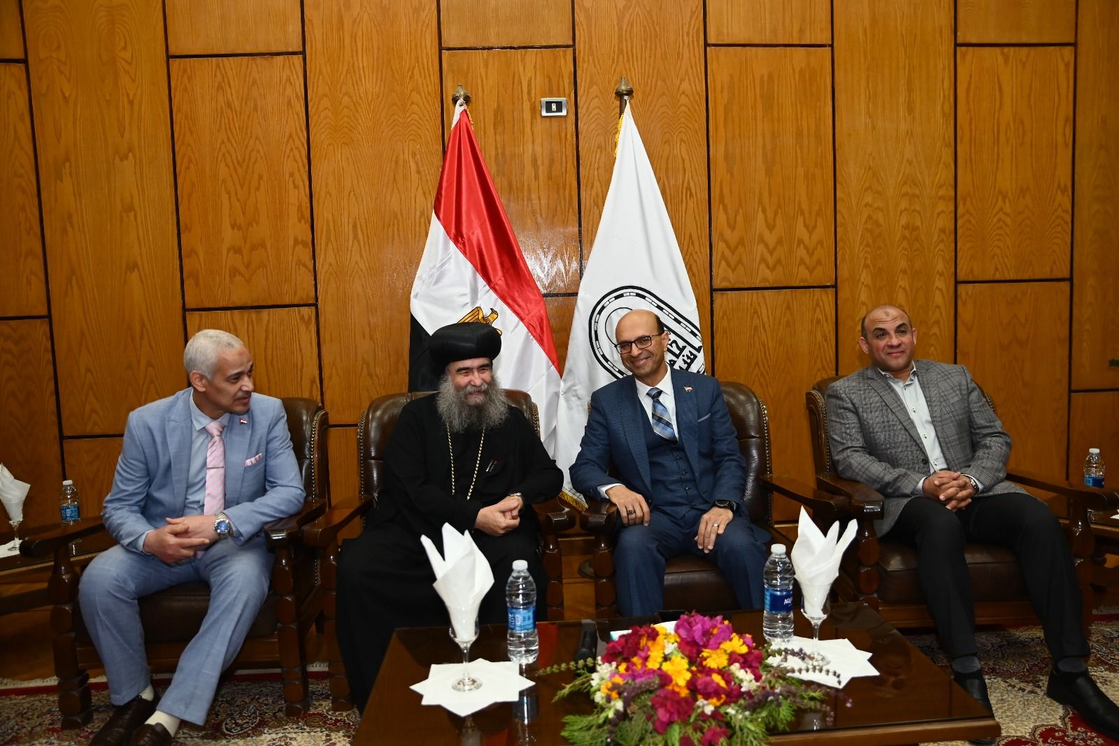 رئيس جامعة أسيوط يستقبل وفدًا من قيادات الكنائس للتهنئة بعيد الفطر المبارك