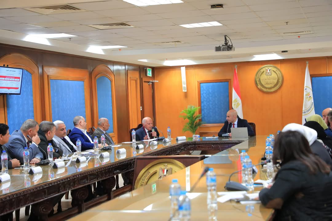 وزير التربية والتعليم يعقد جلسة نقاشية مع أعضاء نقابة المهن التعليمية
