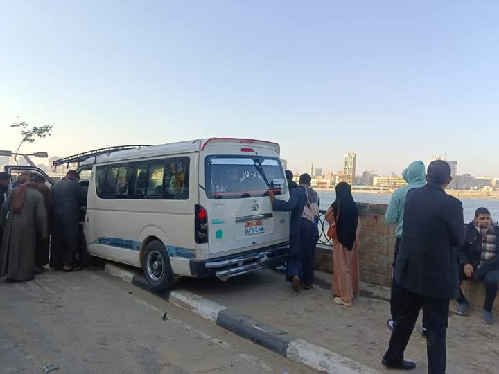 بالأسماء ..إصابة 5اشخاص في حادث اصطدام ميكروباص بعمود إنارة بسوهاج 