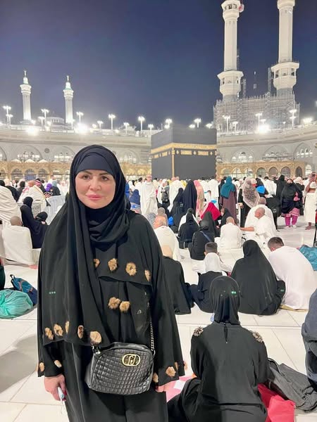 بالحجاب أمام الكعبه ٠٠ إلهام شاهين تؤدي مناسك العمرة وتدعو للأمهات