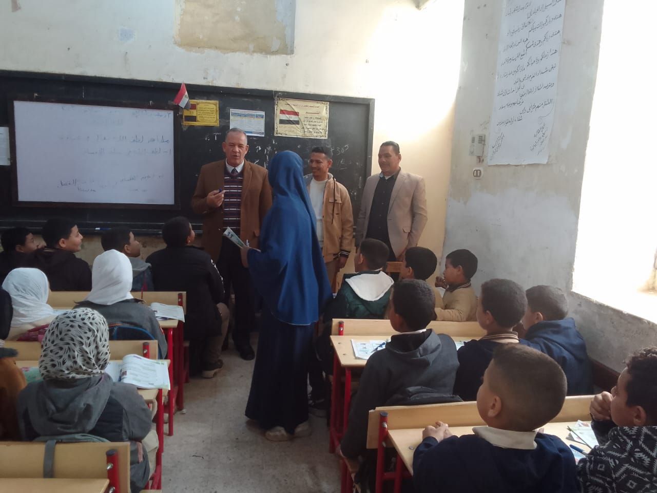 وكيل وزارة التربية والتعليم بأسيوط  يحيل 7 معلمين للتحقيق ويكريم مديري 4 مدارس ومعلمين
