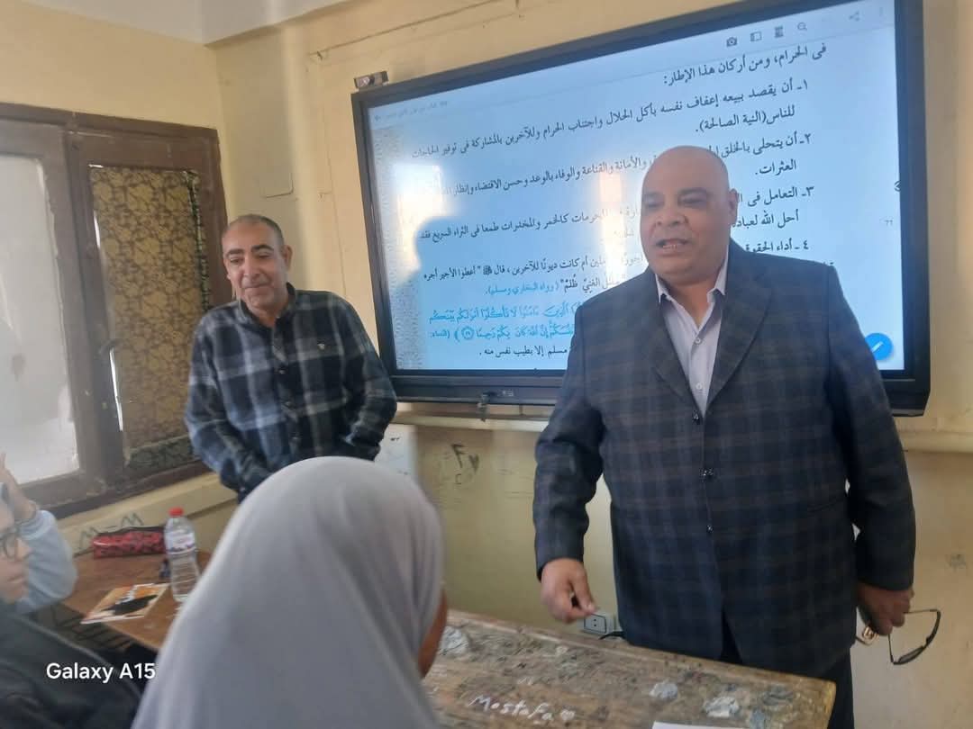 سيد عبد العزيز في اول جوله تفقديه لمدارس اداره الغردقه