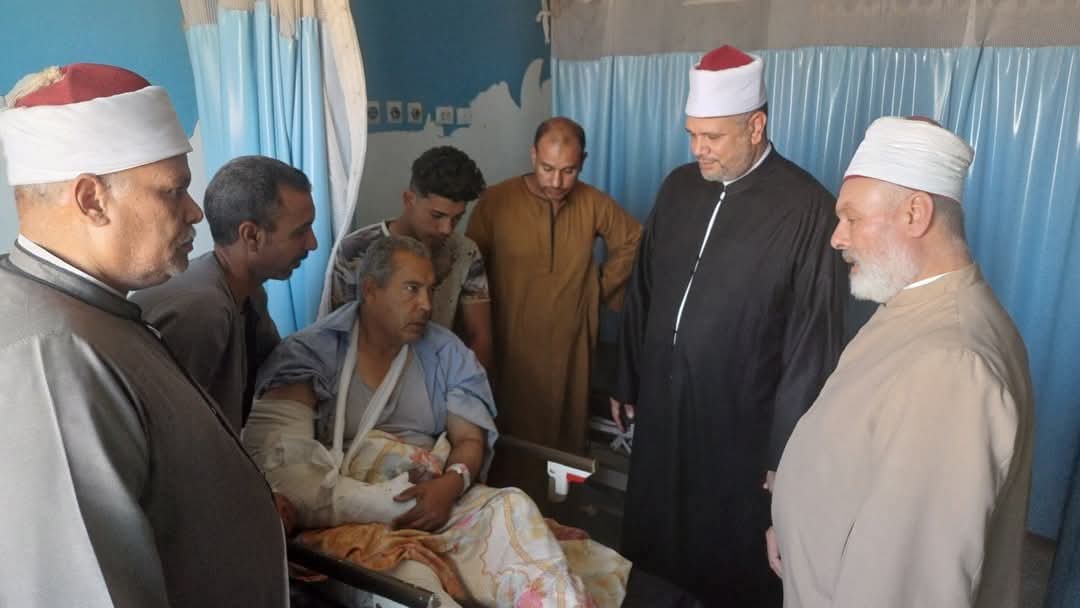 رئيس منطقة سوهاج الأزهرية يزور عضوي ملاحظة الشهادة الثانوية المصابين في حادث سير بطريق جرجا
