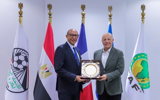 أبو ريدة يلتقي نظيره الفرنسي  فيليب ديالو ويهديه درع الاتحاد وقميص المنتخب
