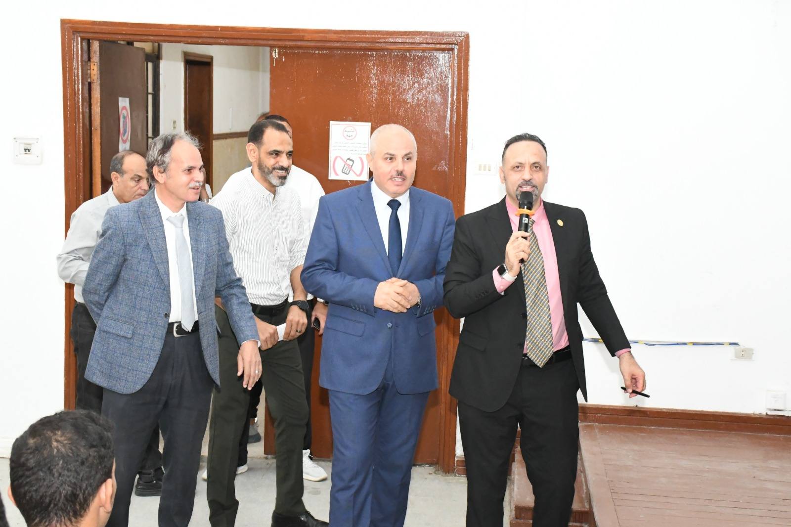 رئيس جامعة قناة السويس يتابع انتظام الدراسة بكلية الزراعة ويلتقي بطلابها