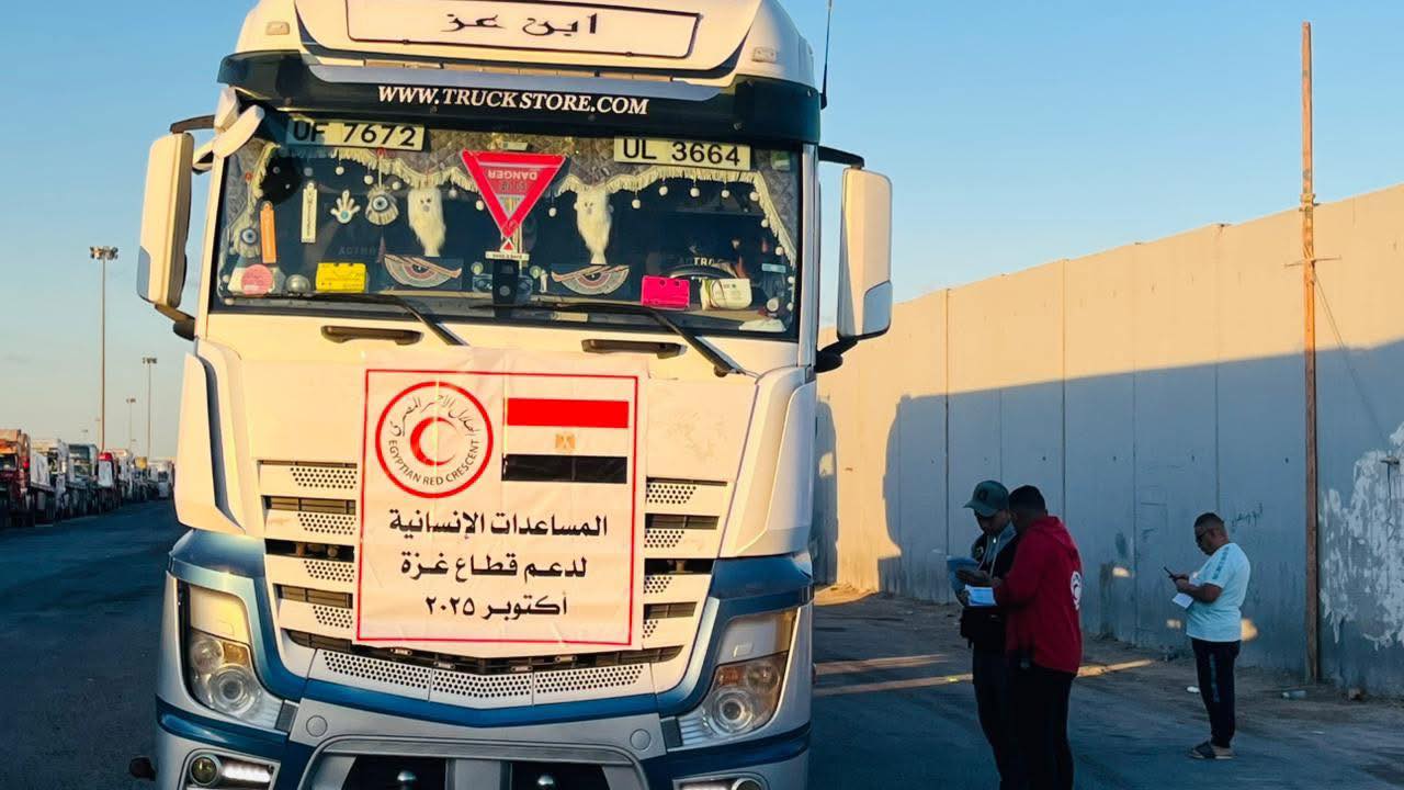 مصر ترسل قافلة مساعدات إنسانية ضخمة إلى قطاع غزة