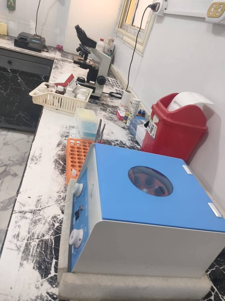 صحة سوهاج ضبط فني تركيب أجهزة طبية ينتحل صفة أخصائي تحاليل ويدير معملًا غير مرخص بجرجا