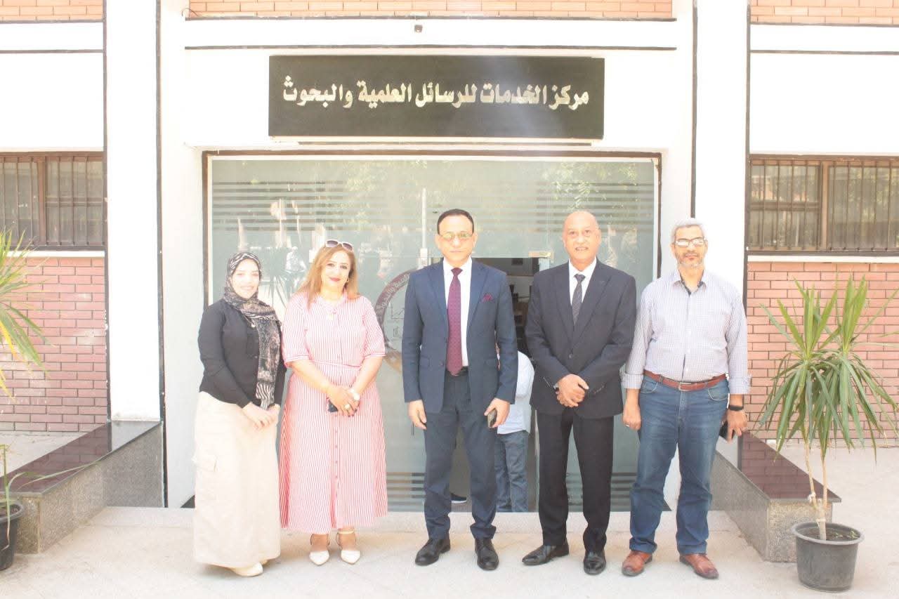 نائب رئيس جامعة أسيوط يتفقد سير العمل بقطاع المكتبات الجامعية لمتابعة تطوير الخدمات ودعم التحول الرقمي