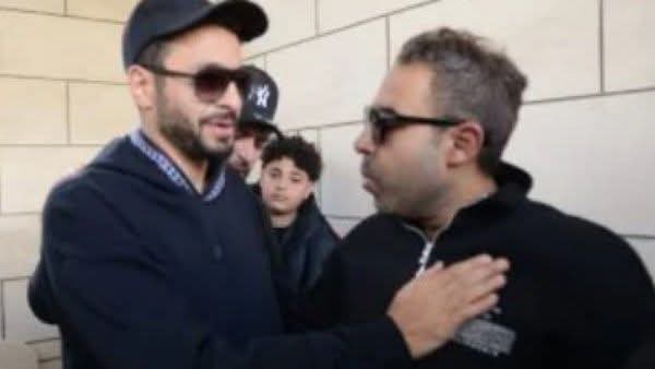 حمادة هلال يساند صديقه  الفنان محمد عدوية لحظة دفن والده بمقابر العائلة