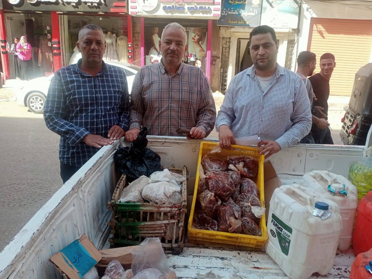 ضبط لحوم غير صالحة وتحرير 300 محضر تمويني خلال حملات مكثفة على المخابز والأسواق