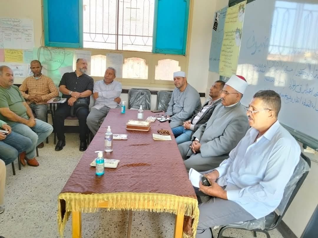 رئيس الإدارة المركزية لمنطقة الإسماعيلية الأزهرية يجتمع بشيوخ معاهد إدارة فايد التعليمية