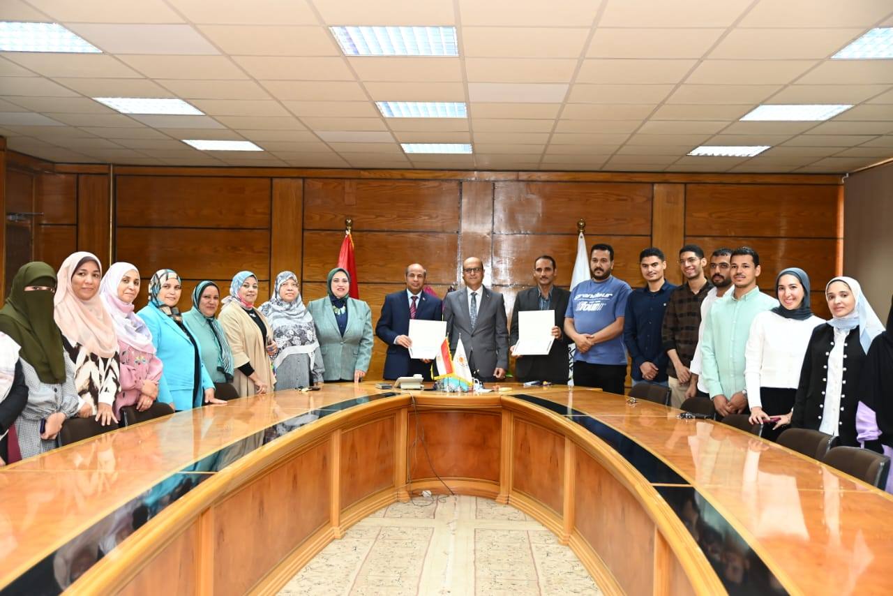 رئيس جامعة أسيوط يحتفي بأسرة كلية التربية الفائزة بالمركز الأول في جائزة الجامعة للجودة والتميز