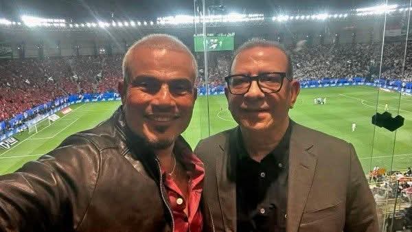 كان بيدافع عن نفسه ٠٠ محامي عمرو دياب يطالب ببراءتة في واقعة الصفع