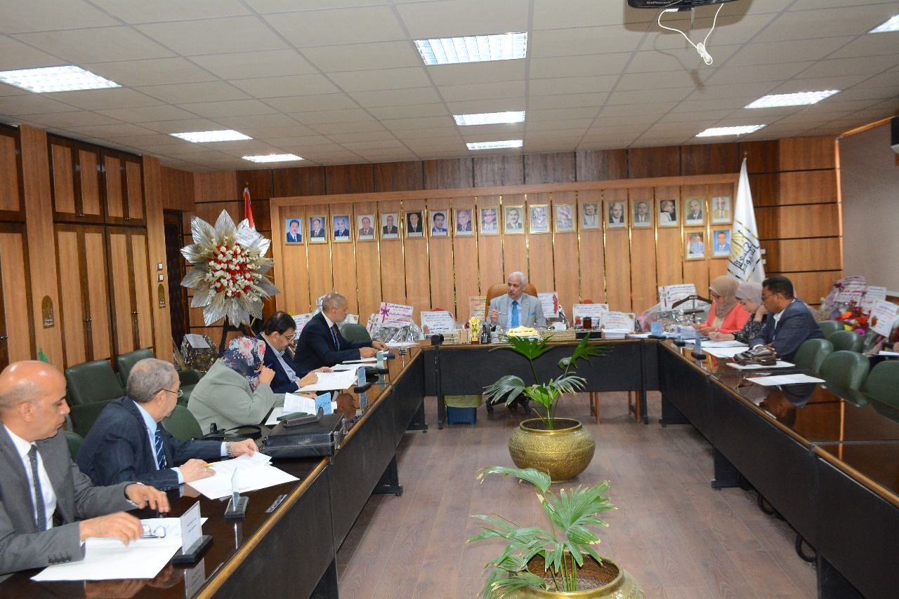 جامعة أسيوط تعقد اجتماع مجلس إدارة صندوق الخدمات الطبية لمتابعة خدمات الرعاية الصحية للطلاب