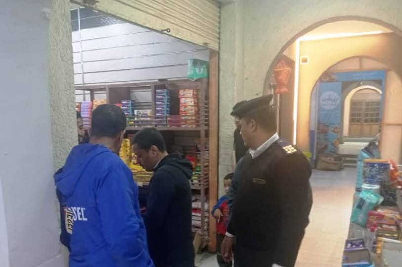 ضبط وإعدام 245 كجم من الأغذية منتهية الصلاحية وغير الصالحالة للإستهلاك الآدمى  بأسوان 