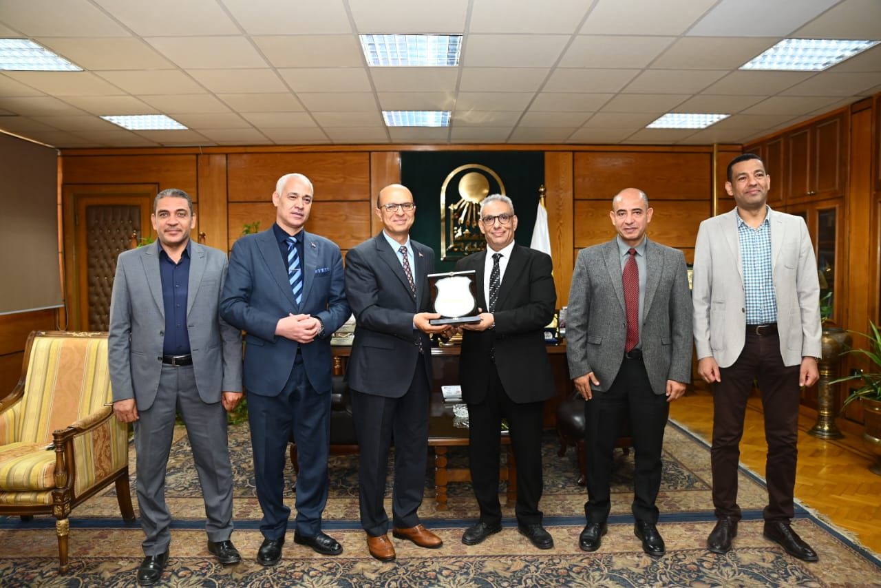 تكريم الدكتور المنشاوي وتسليمه درع كلية التجارة جامعة أسيوط تقديرًا لجهوده ودعمه المستمر للكلية