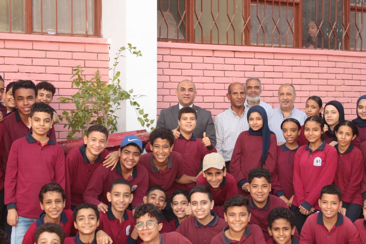 قطاع شئون خدمة المجتمع وتنمية البيئة بجامعة أسيوط يشارك في تجميل مدرسة الجامعة الإعدادية بزراعة 250 نباتًا