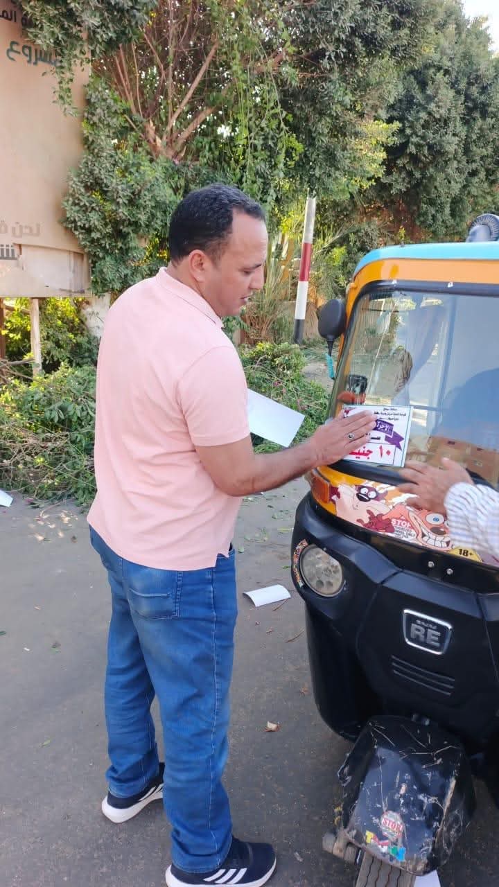 ساقلتة توضع أستيكرات على التكاتك