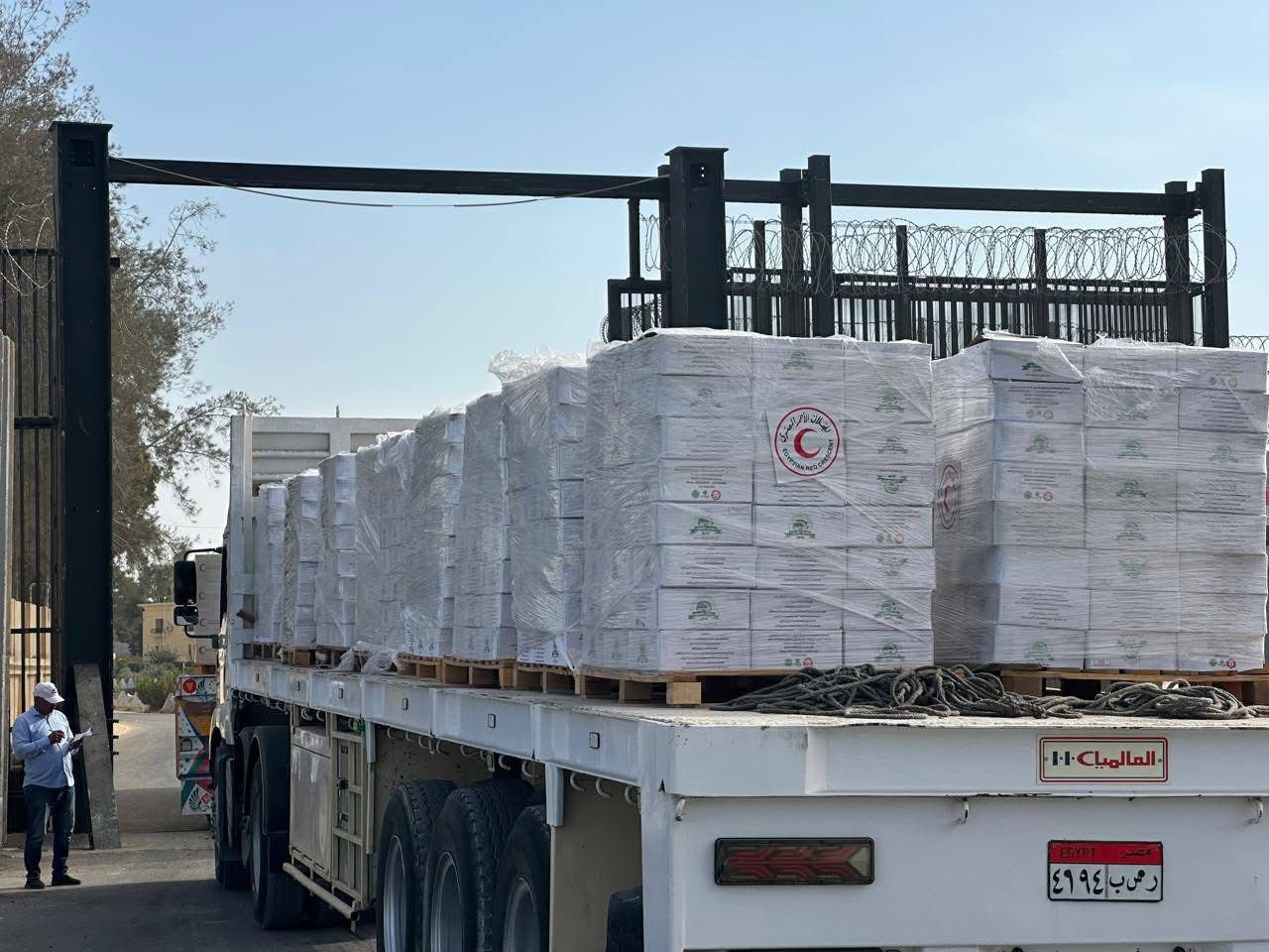 الهلال الأحمر المصري يواصل دعم غزة بقافلة زاد العزة 53 محملة بالأمل والإغاثة