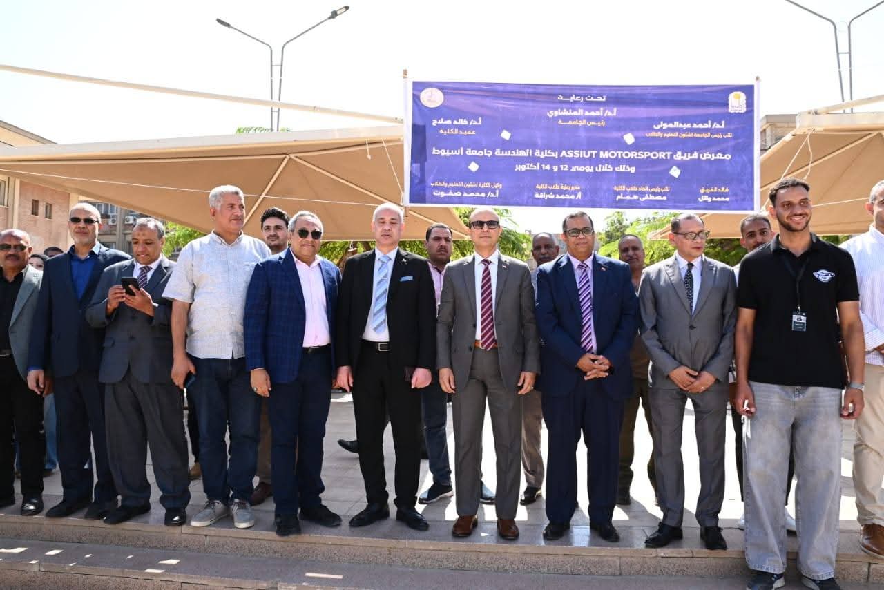 الدكتور المنشاوي يتفقد معرض فريق 