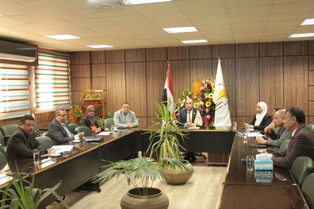 الدكتور المنشاوي يتابع خطة عمل اللجنة العليا للتدريب والتطوير بجامعة أسيوط لتلبية احتياجات سوق العمل