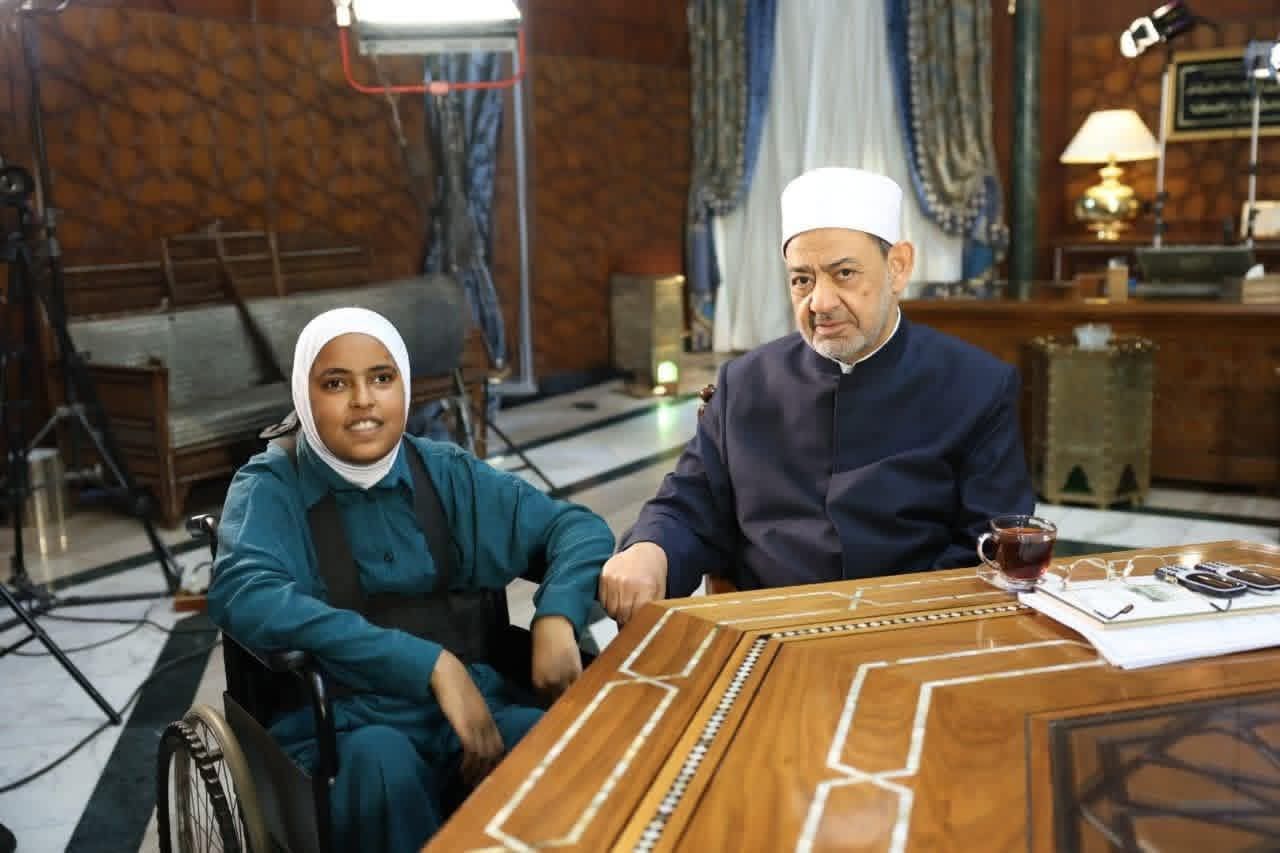 شيخ الأزهر يستقبل «محاربة السرطان والإعاقة» الطالبة آية مهني الأولى على الإعدادية مكفوفين بسوهاج ويكرمها