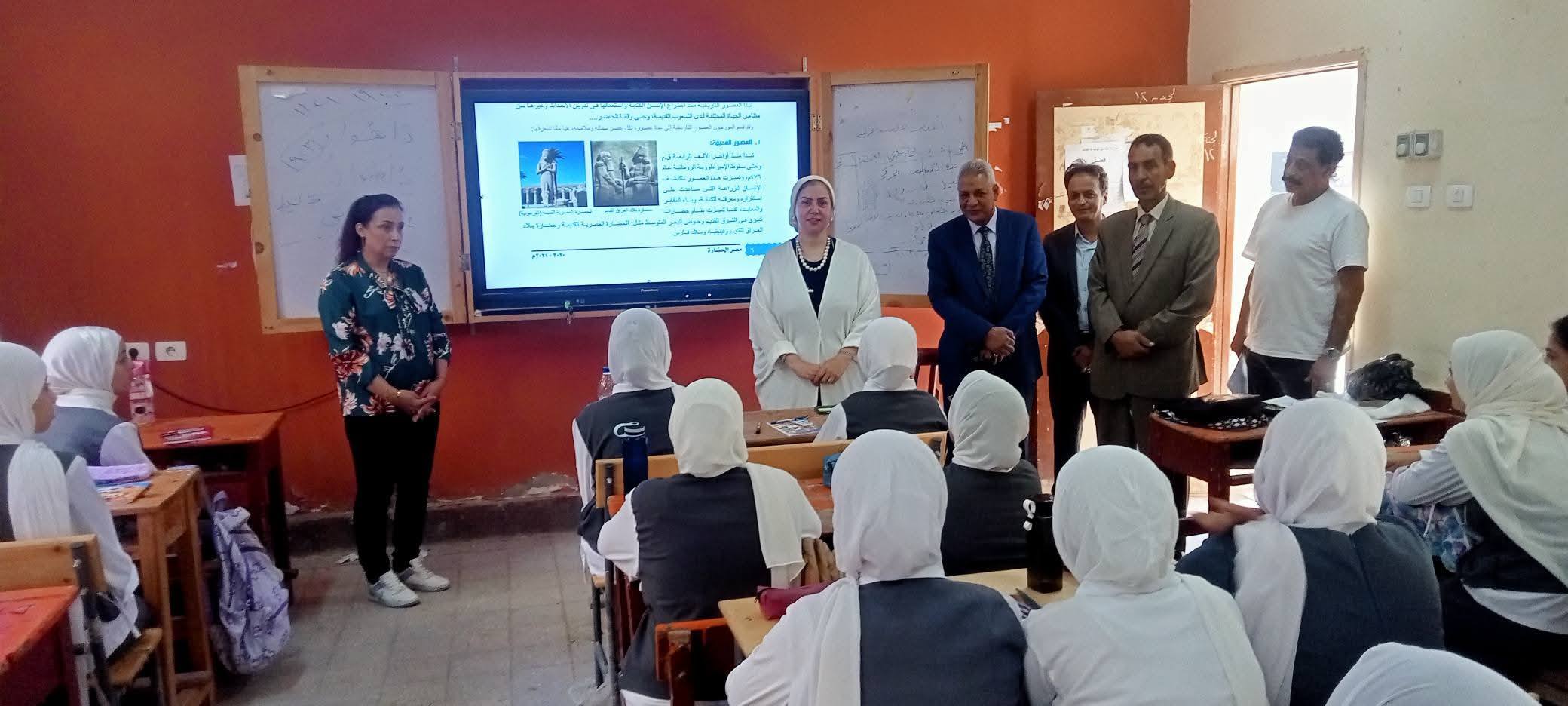 مدير تعليم طهطا يستقبل رئيس الإدارة المركزية لمكافحة التسرب التعليمي في جولة لمدارس المدينة