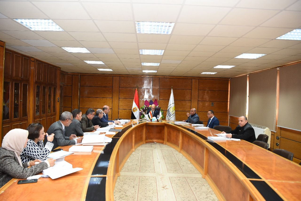 المنشاوي يرأس اجتماع اللجنة العليا للإشراف على الصناديق الخاصة والوحدات ذات الطابع الخاص بجامعة أسيوط
