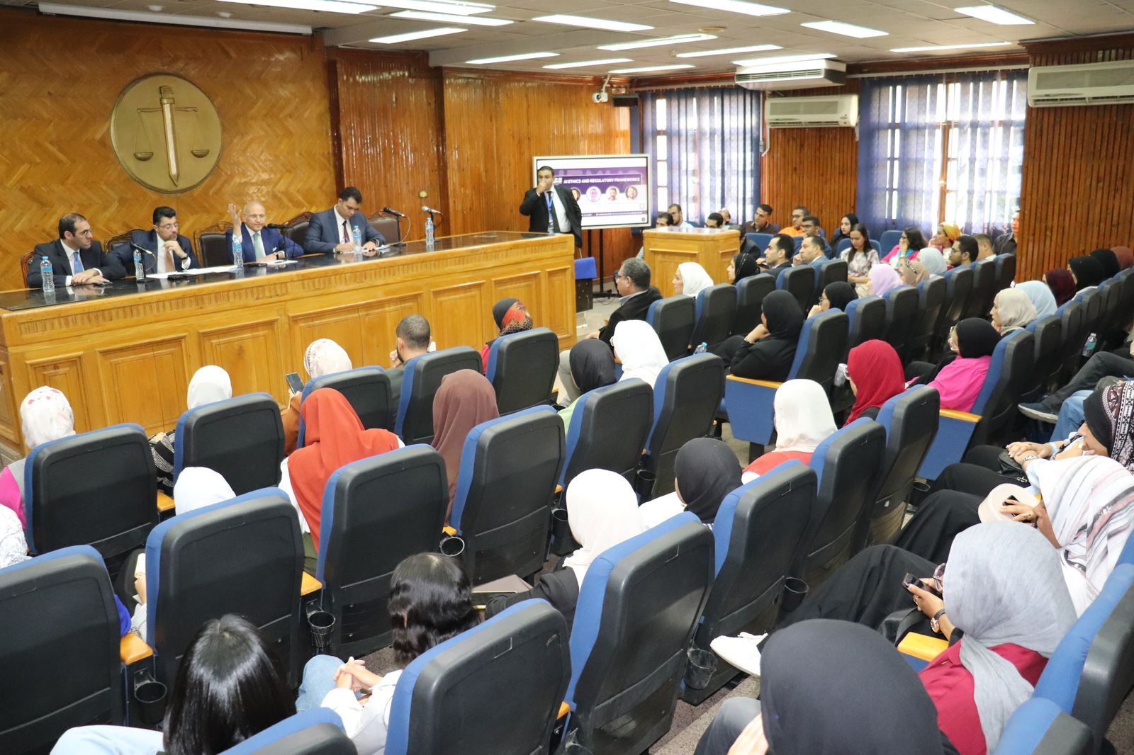 جامعة القاهرة تستعرض الأطر الأخلاقية والقانونية لتنظيم الذكاء الاصطناعي وضمان الابتكار المسؤول