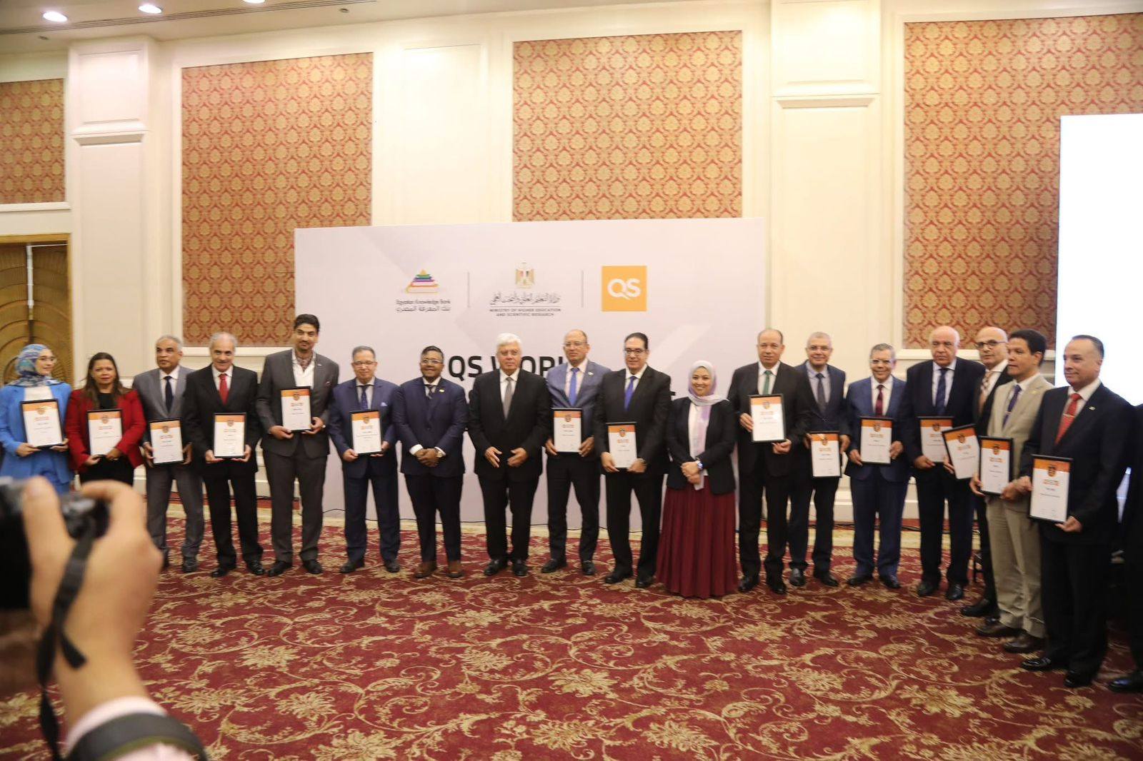 وزير التعليم العالي يكرم جامعة أسيوط ضمن 20 جامعة مصرية مدرجة في النسخة العامة لتصنيف QS لعام 2025