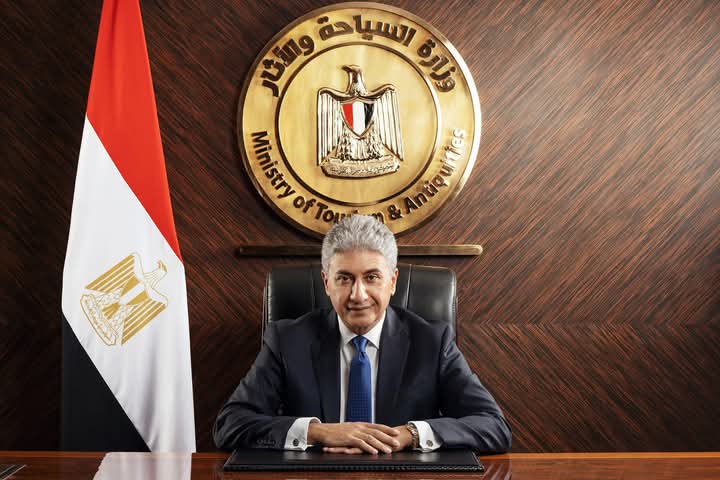 وزير السياحة والآثار يغادر اليوم إلى مدينة دبي 