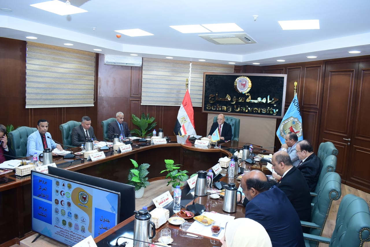 النعماني يستهل جلسة مجلس جامعة سوهاج بتهنئة الرئيس السيسي بالعام الميلادي الجديد