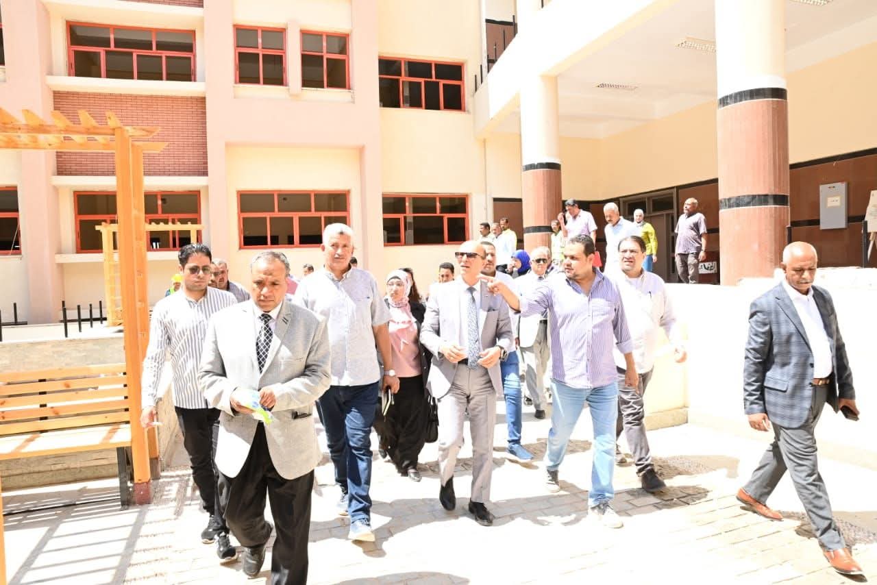 رئيس جامعة أسيوط يتابع الأعمال النهائية بالمقر الجديد لكلية التربية للطفولة المبكرة بمدينة أسيوط الجديدة تمهيدًا لافتتاحه