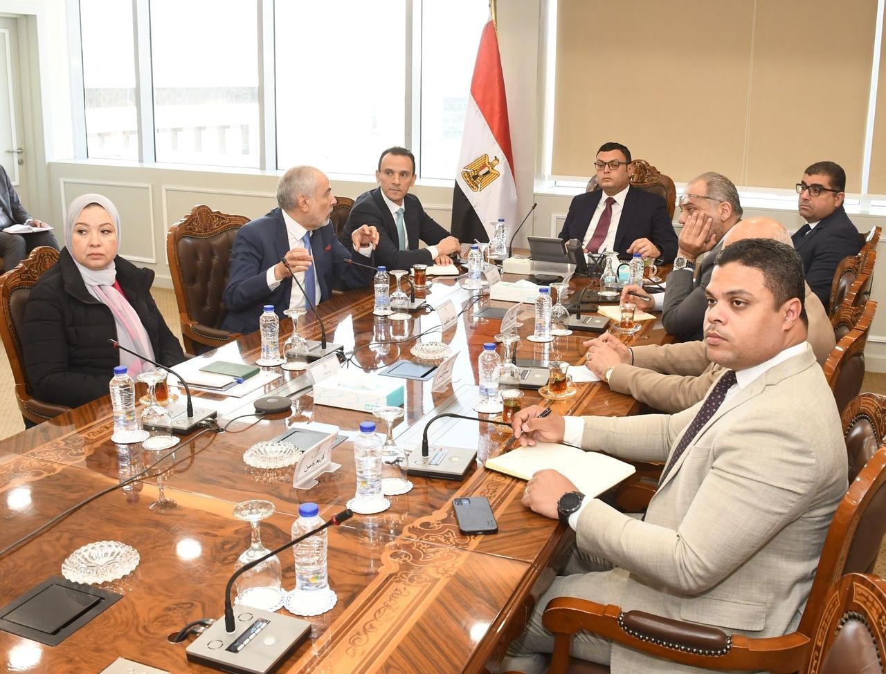 وزير الإسكان يلتقي مسئولي أحد المكاتب الاستشارية لاستعراض الموقف الخاص لمشروعات ضمن 