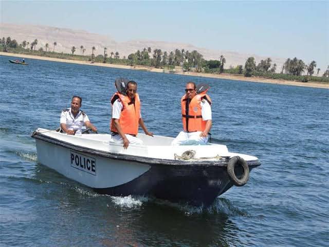 اصطدام مركب سياحى بـ 