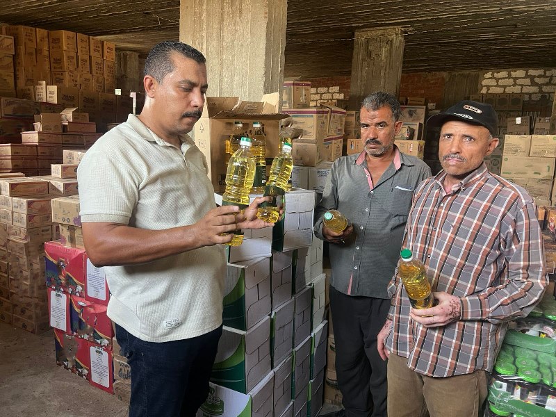 ضبط (2طن ) دقيق و (طن) سكر و عدد (300) زجاجة زيت طعام بمركز ومدينة الحسينية 