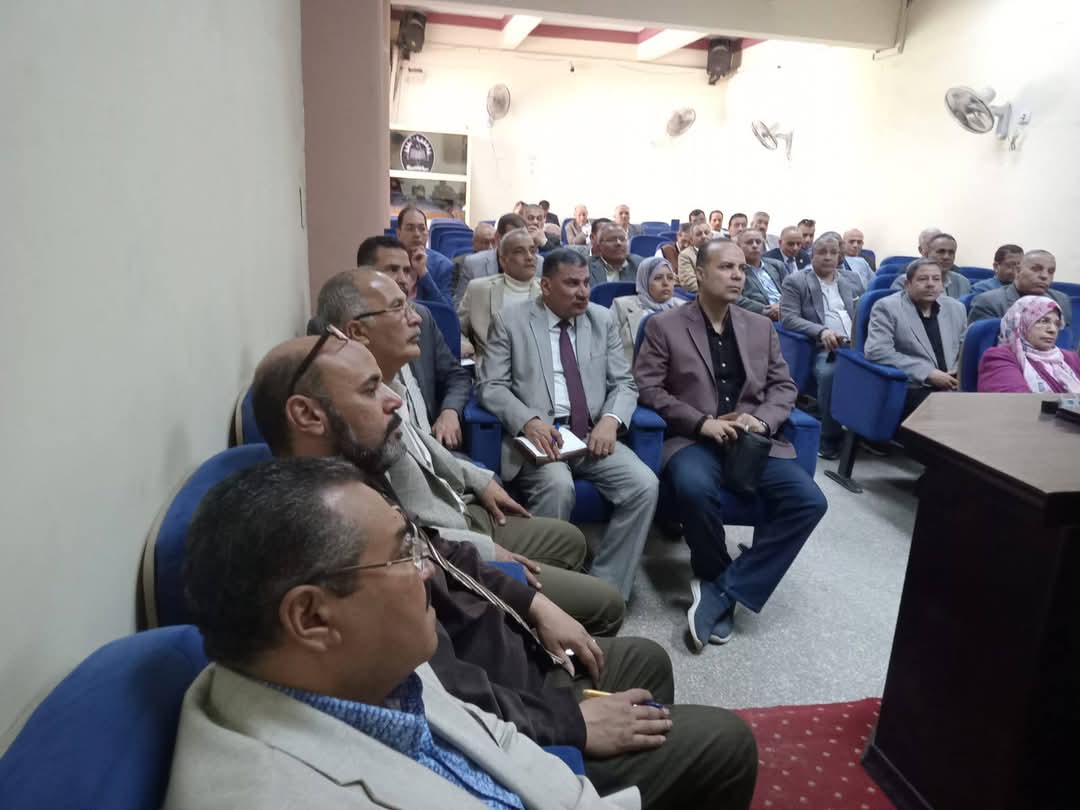 مدير تعليم سوهاج يعقد اجتماعًا موسعًا بمديري ووكلاء الإدارات التعليمية وموجهي عموم المواد الدراسية المختلفة على مستوى المحافظة.