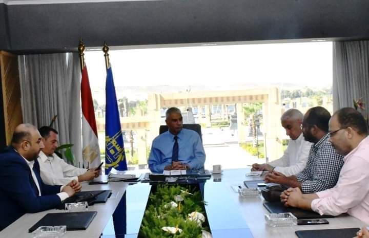 إسماعيل كمال  إنتظام العمل بمركز الغسيل الكلوى ببنبان فى موقعه وتوفير المستلزمات الخاصة به لخدمة 21 حالة متردده عليه 