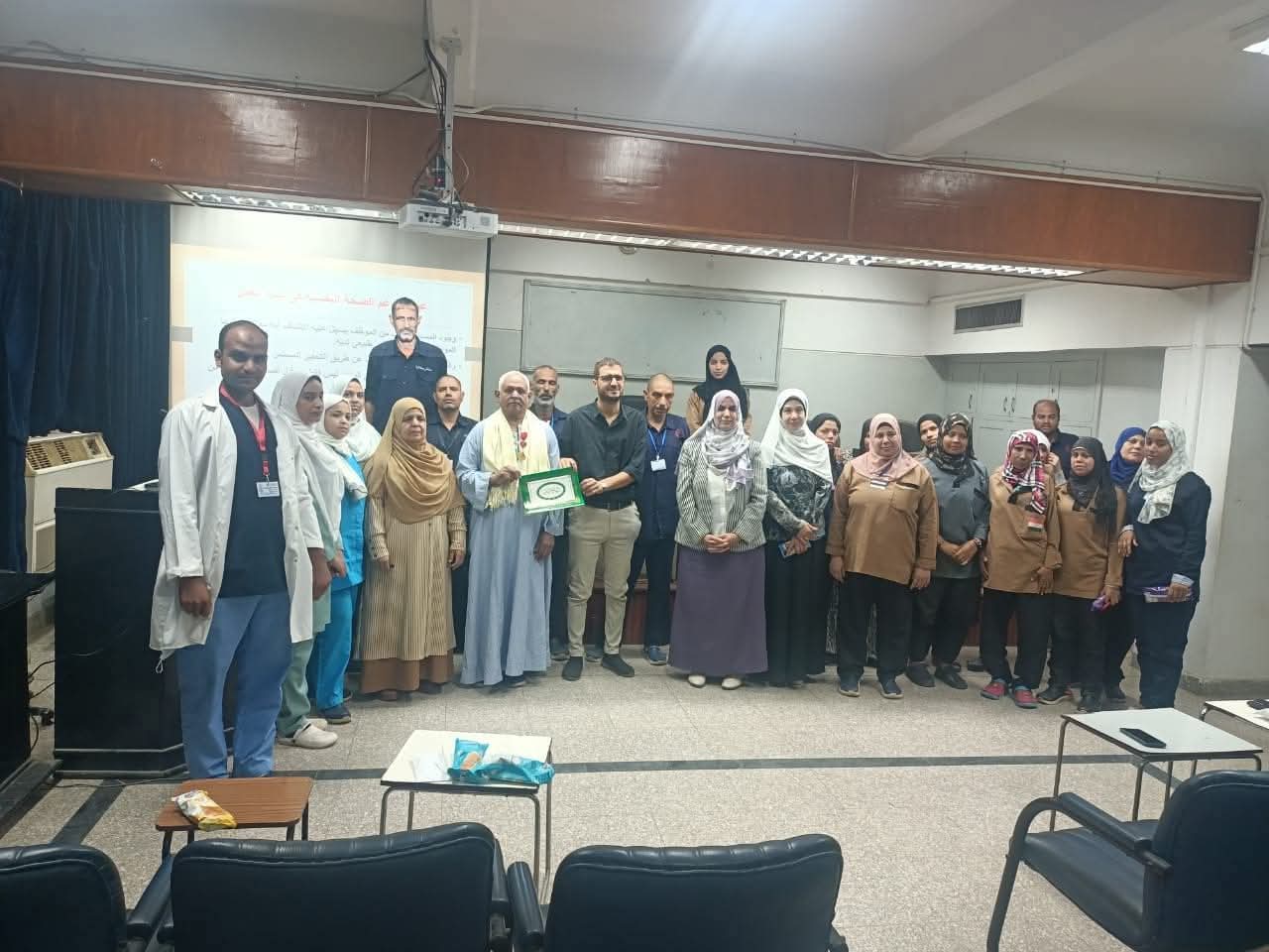 إدارة التدريب الفني وتطوير التمريض تنظم ندوة تثقيفية للعمال ومساعدي الخدمات الصحية بمستشفيات جامعة أسيوط