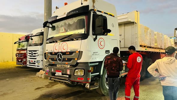 الهلال الأحمر المصري يطلق قافلة زاد العزة الـ 61 حاملة 9200 طن مساعدات غذائية ومياه للشرب إلى غزة