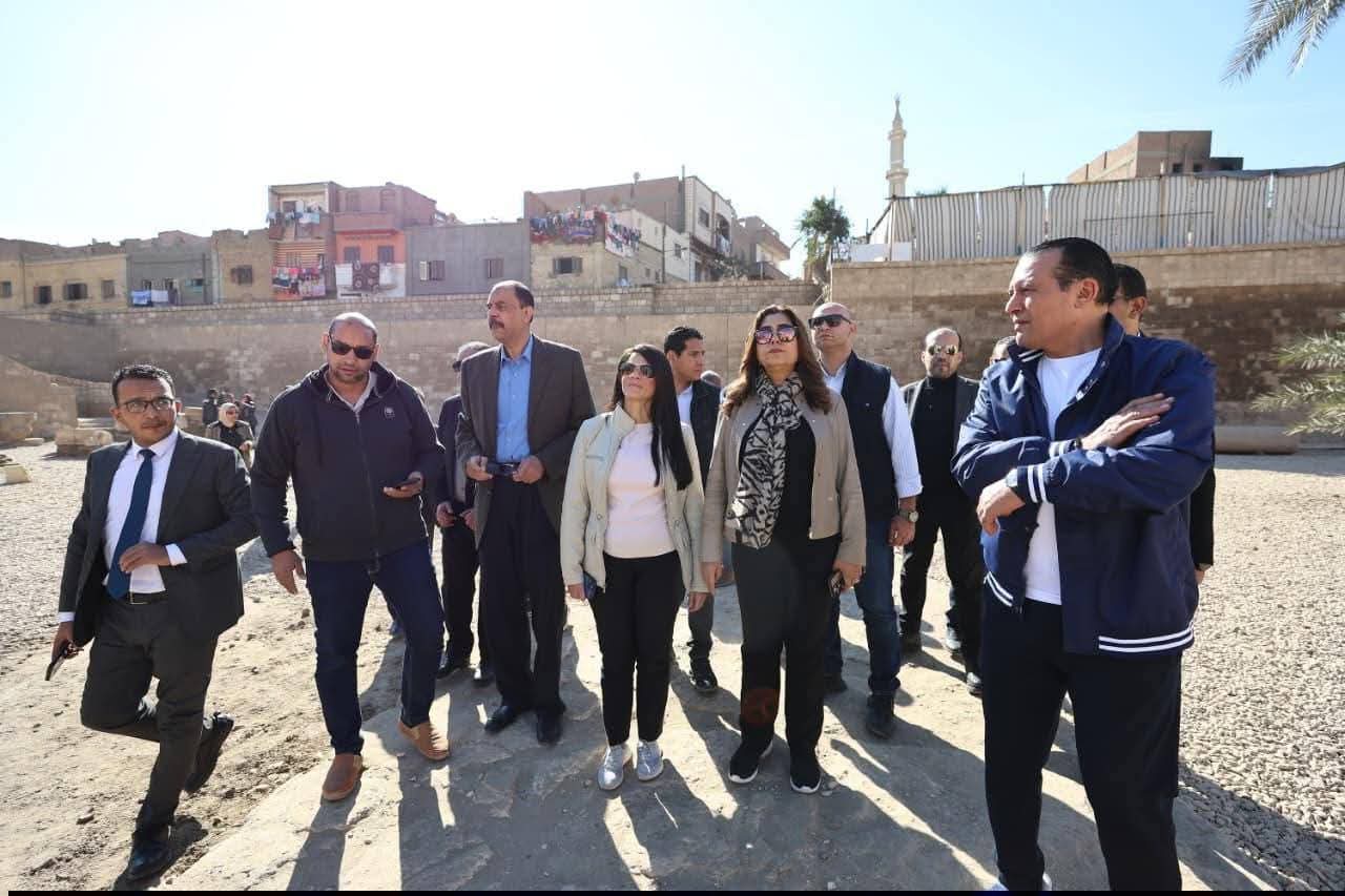 وزيرة التخطيط والتنمية الاقتصادية والتعاون الدولى ووزيرة التنمية المحلية ومحافظ سوهاج يتفقدون قرية النساجين بحى الكوثر والمنطقة الآثرية ميريت آمون