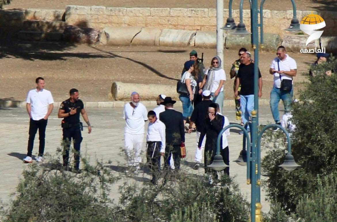 الاحتلال يصعد اقتحاماته للأقصى بلباس كهنة الهيكل في محاولة لفرض واقع جديد