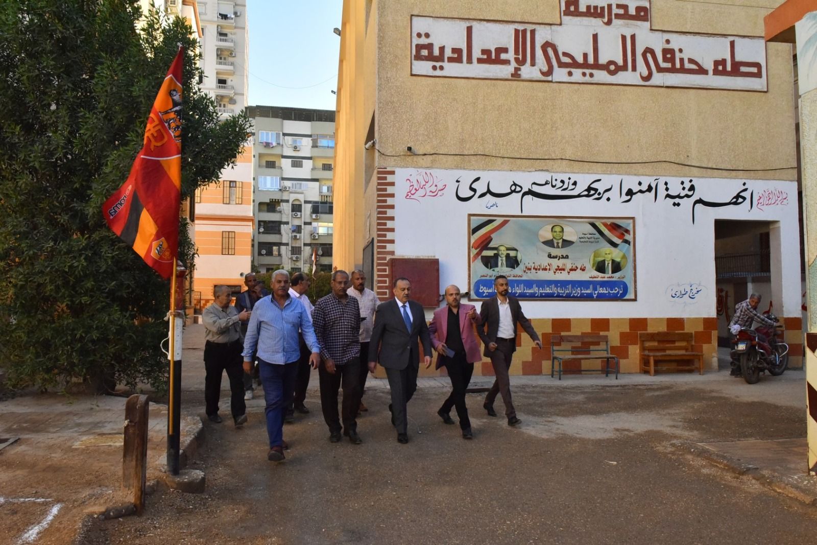 محافظ أسيوط يتفقد المدارس في أول أيام الدراسة ويهنئ الطلاب بالعام الجديد