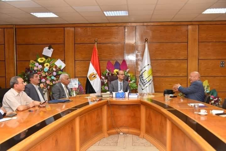 رئيس جامعة أسيوط يجتمع بوفد من شركات متخصصة في تطبيقات تكنولوجية المعلومات لبحث ميكنة المعلومات بجامعة أسيوط الأهلية