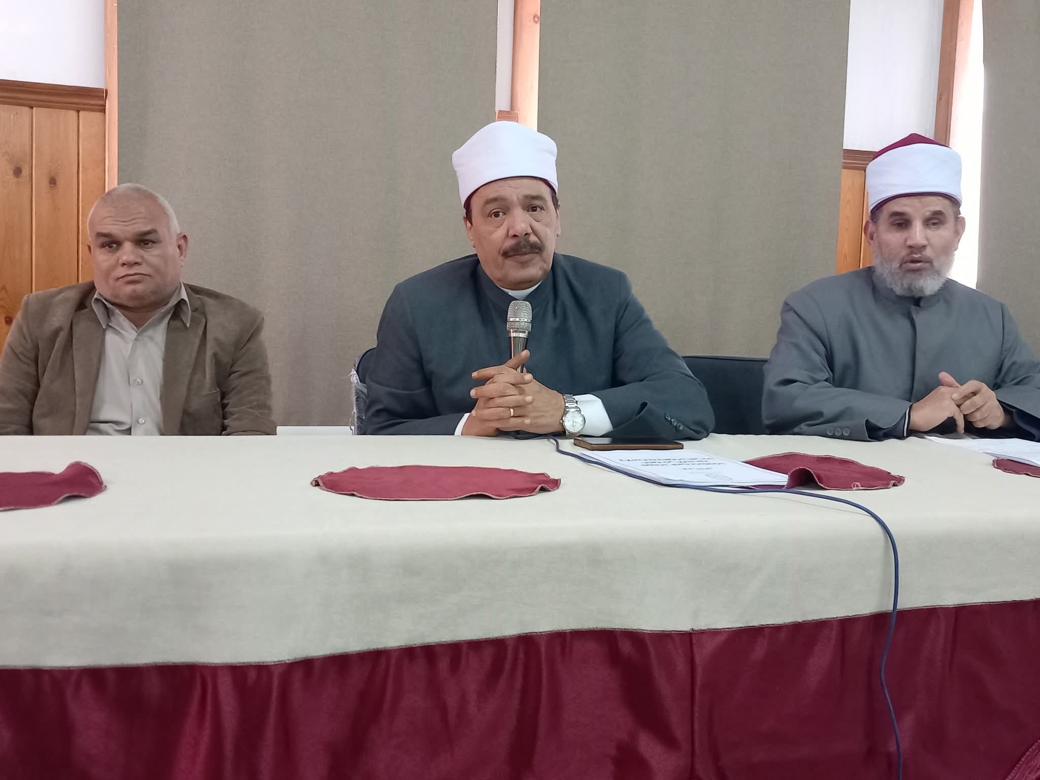 استعدادًا لامتحانات الشهادة الإعدادية بمعاهد سوهاج الأزهرية رئيس المنطقة يلتقي رؤساء اللجان ومساعديهم