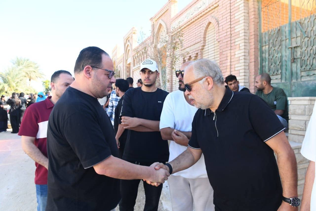 أشرف زكي يساند محمد رمضان لحظة دفن والده بمقابر العائلة.